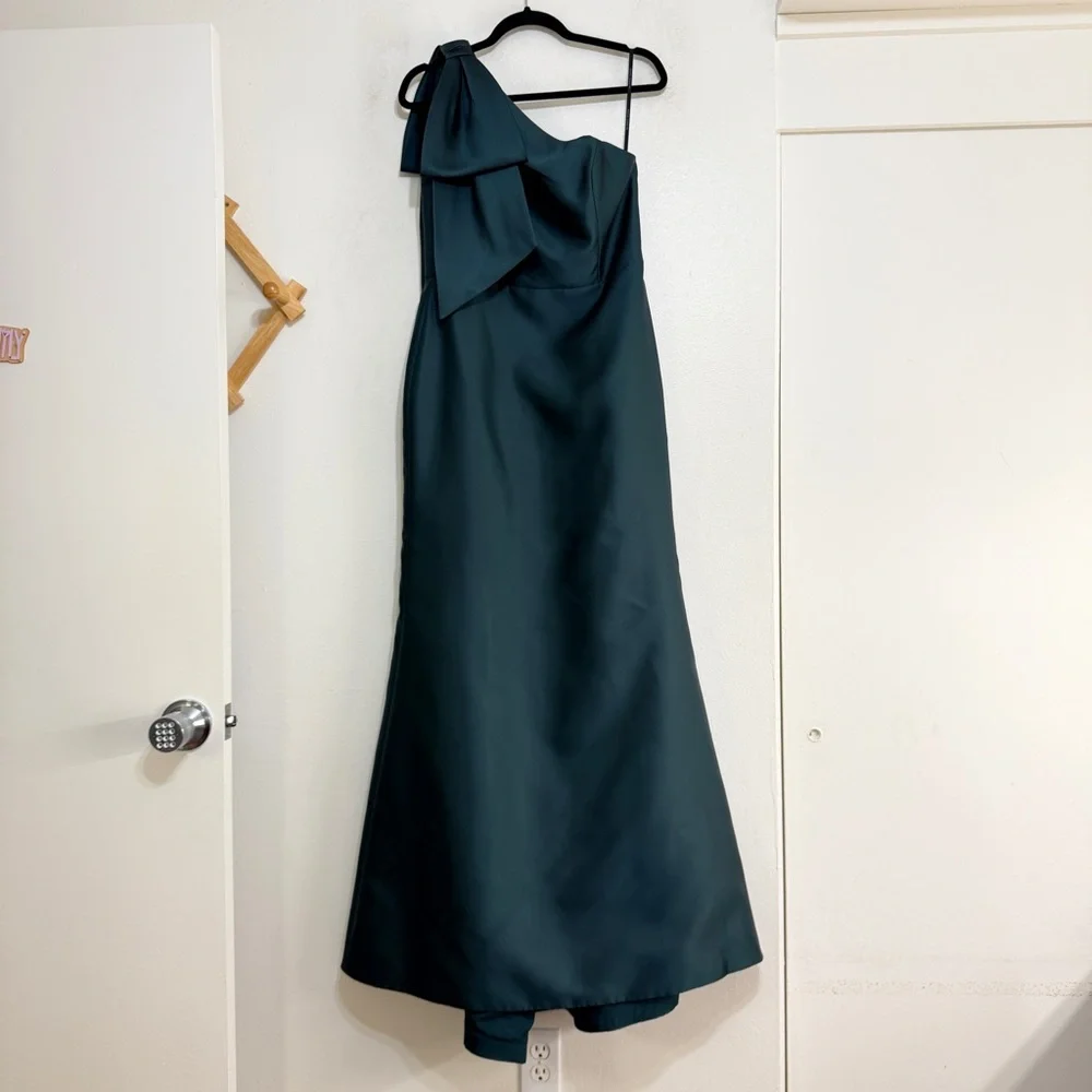 NEW Alfred Sung Style D879 One Shoulder Bow Sateen Gown, Size 14